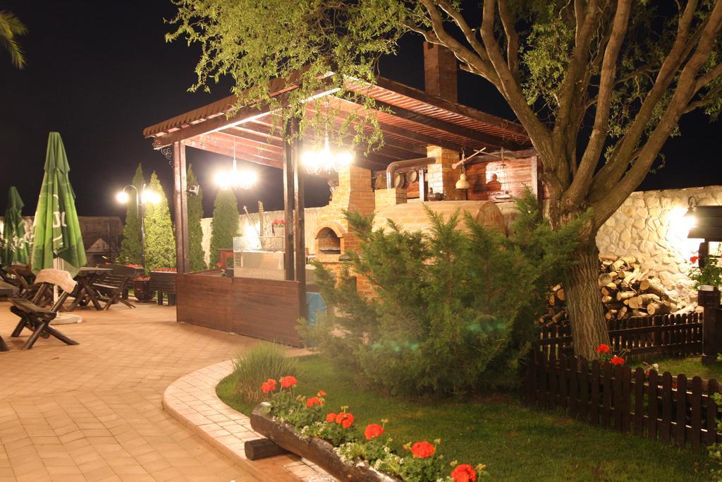 Rixo'S Guesthouse Cîrcea Exteriör bild